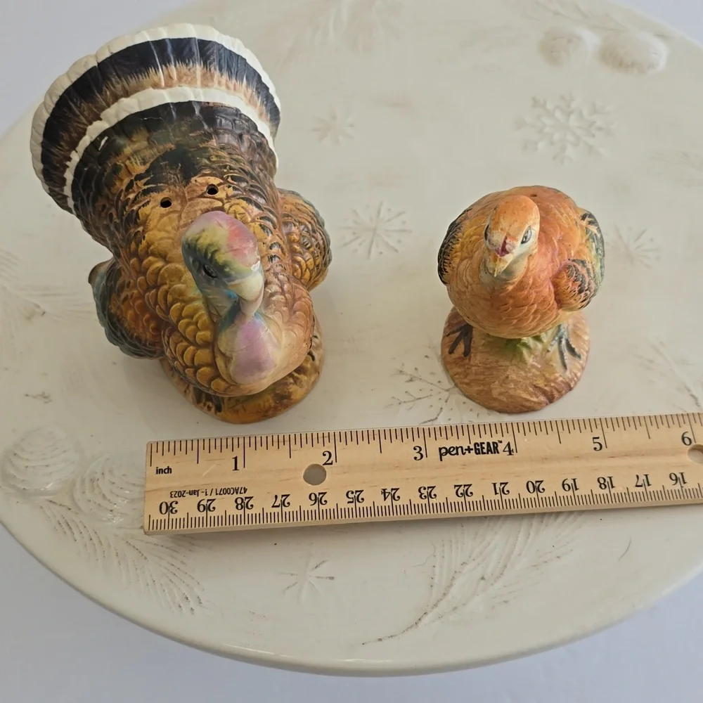 Vintage Set Of 2 Napcoware Turkey Handpainted  Ceramic Salt & Pepper Shakers